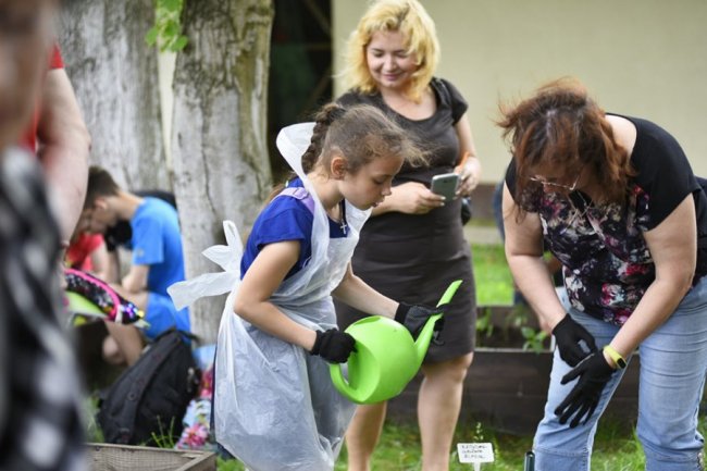 Як у луцькому зоопарку особливі дітки город садили. ФОТО