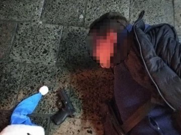 П'яний чоловік в шапці Діда Мороза влаштував стрілянину в центрі Львова. ФОТО