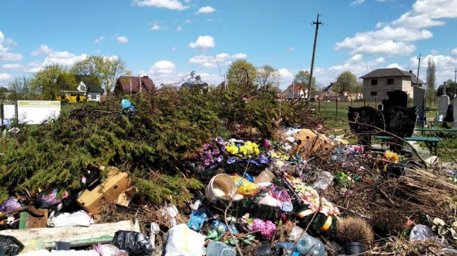 Із луцького кладовища вивезли 100 тонн сміття 
