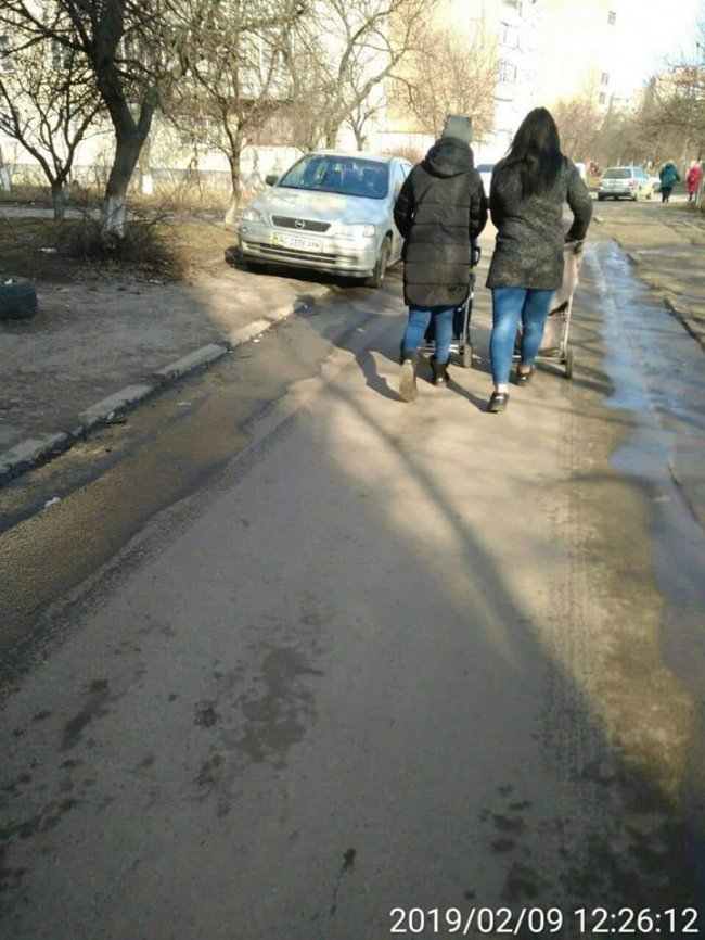 Через автохама у Луцьку молоді мами з візочками гуляють на дорозі. ФОТО