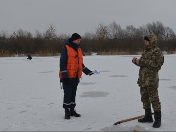 Зимова рибалка на Стиру: рятувальники вчили лучан вилазити з-під криги. ФОТО