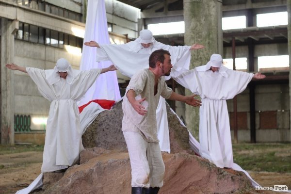 «Мандрівний вішак» у Луцьку епатував, дивував та змушував задуматись. ФОТО