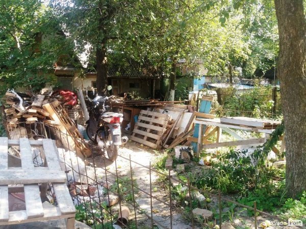 У Привокзальному мікрорайоні Луцька зламають хліви, які простояли 25 років. ФОТО