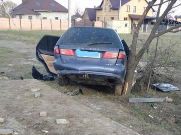У Рованцях автівка злетіла з дороги і врізалася в дерево, є постраждалі 