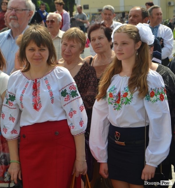 У центрі Луцька – свято учнівської пісні, танцю і вишиванки. ФОТО