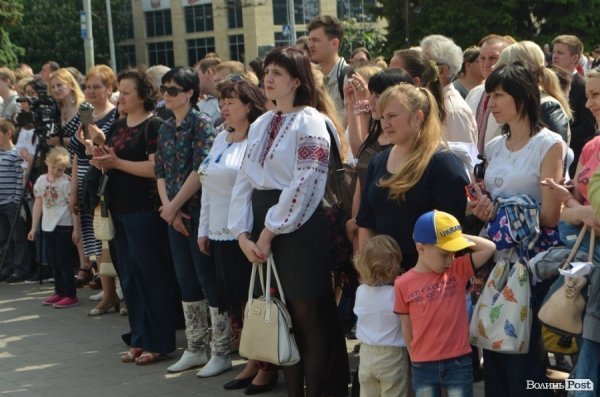 У центрі Луцька – свято учнівської пісні, танцю і вишиванки. ФОТО