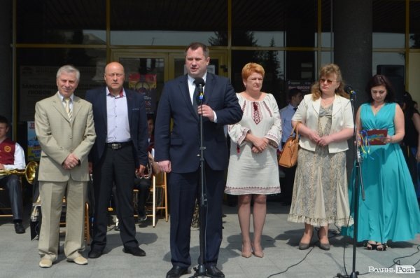 У центрі Луцька – свято учнівської пісні, танцю і вишиванки. ФОТО