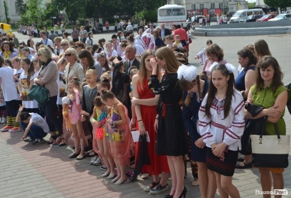 У центрі Луцька – свято учнівської пісні, танцю і вишиванки. ФОТО
