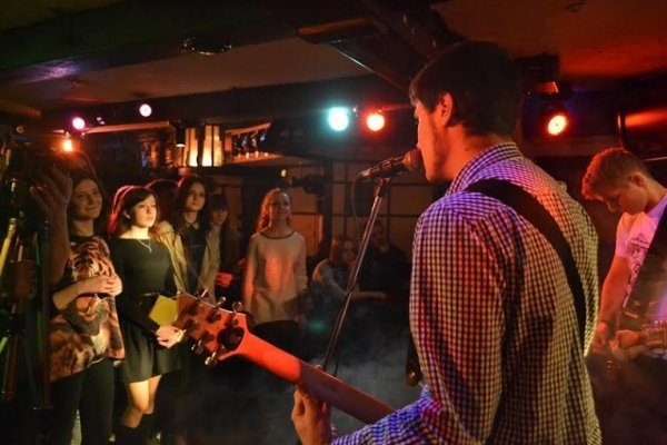 У Луцьку на концерті збирали гроші для дівчини, яка постраждала у роуп-джампінгу. ФОТО