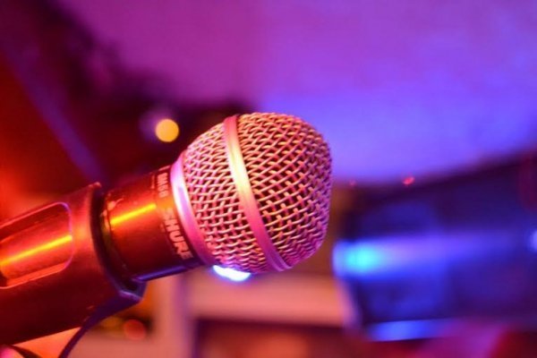 У Луцьку на концерті збирали гроші для дівчини, яка постраждала у роуп-джампінгу. ФОТО