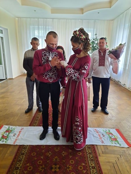 Напередодні Дня вишиванки закохана пара волинян поєднала серця. ФОТО