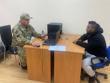 На «Ягодині» затримали індійця з фальшивим паспортом, який хотів потрапити до Польщі 