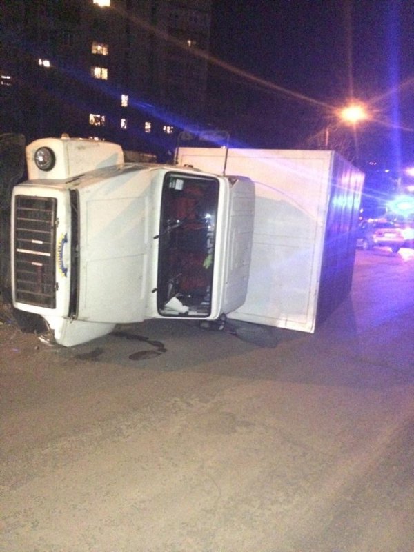 Нічна аварія в Луцьку: водій спробував втекти з місця ДТП. ФОТО