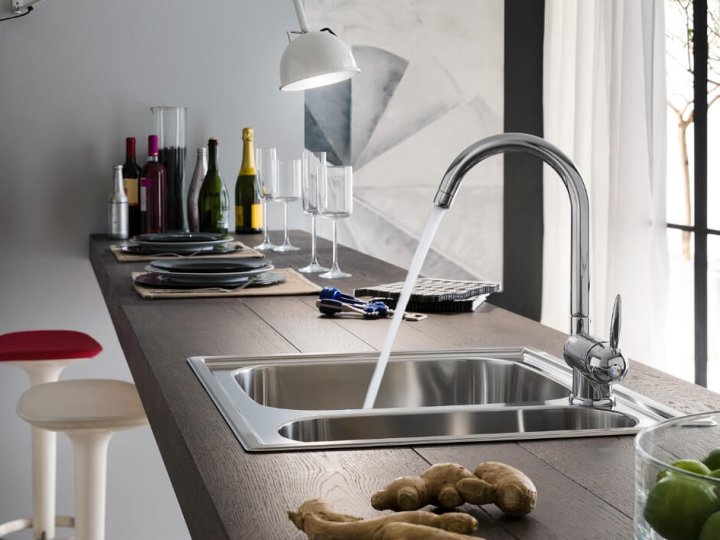 Протікає змішувач на кухні: що робити?