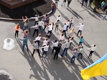 У Луцьку студенти влаштували танцювальний флешмоб. ВІДЕО