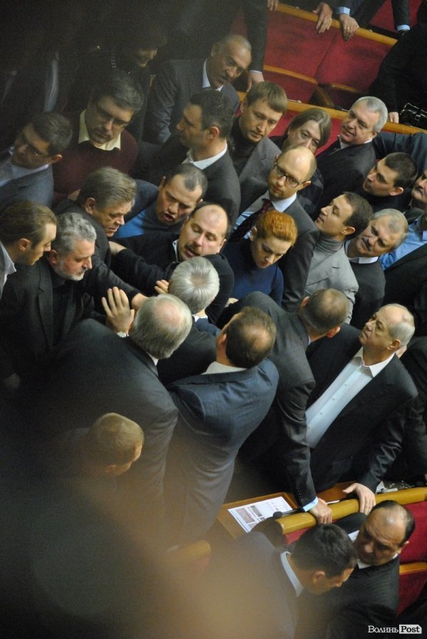 Нардепу з Волині під час бійки погнули окуляри. ФОТО