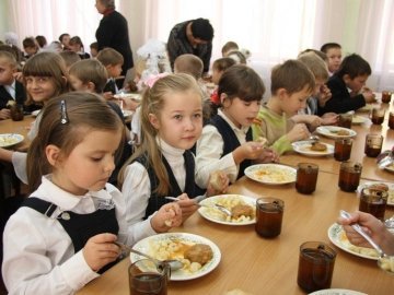 Після обурення батьків на Волині відновили харчування дітей у школах