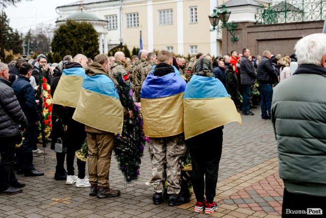 «Їх ми з честю поховаємо, а завтра підемо в бій»: Луцьк попрощався з воїнами Павлом Хомиком та Віктором Коханюком