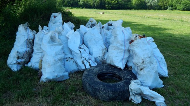 Під час сплаву Стиром небайдужі «назбирали» 40 мішків сміття. ФОТО