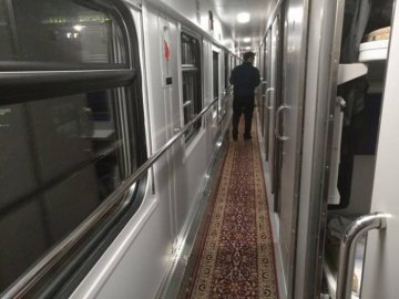 «Укрзалізниця» відміняє килими в потягах