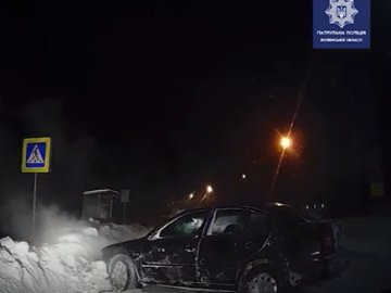 У Луцьку п'яний водій, втікаючи від патрульних, заїхав у сніговий замет. ВІДЕО