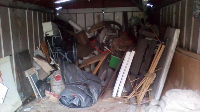 Замість авто –  мотлох: муніципали показали, що лучани зберігають в гаражах. ФОТО