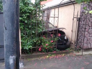 Аварія в Луцьку: авто протаранило паркан і залетіло на подвір'я будинку