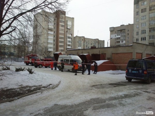 Територію біля будинку обгородили стрічкою