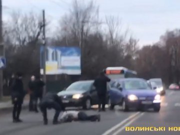 У Луцьку на Львівській збили чоловіка, він – без свідомості. ВІДЕО