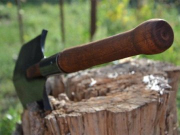 Молодик, який побив волинянина лопатою, сидить під домашнім арештом