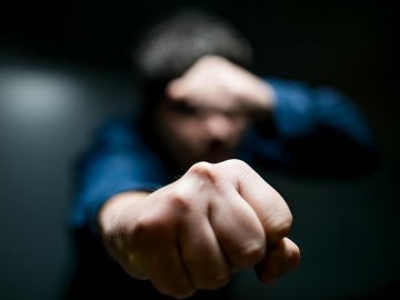 У Луцьку невідомі побили та пограбували чоловіка посеред вулиці