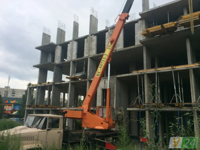 На скандальному будівництві в Луцьку розпочали демонтаж