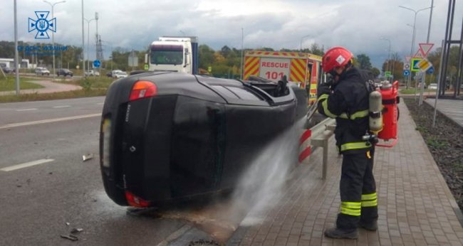 Під Луцьком сталася аварія: на місце виїжджали пожежники. ФОТО