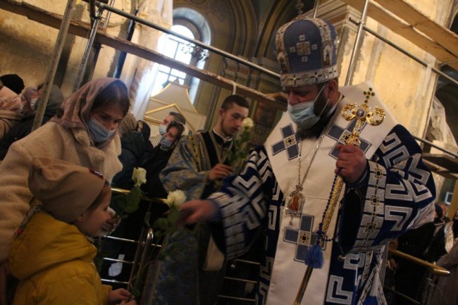 Митрополит Михаїл дарував жінкам квіти на Благовіщення. ФОТО 