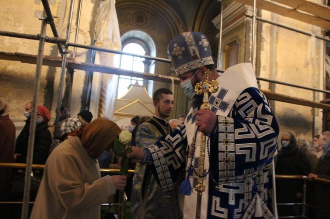 Митрополит Михаїл дарував жінкам квіти на Благовіщення. ФОТО 