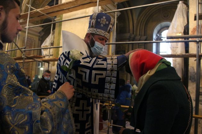 Митрополит Михаїл дарував жінкам квіти на Благовіщення. ФОТО 