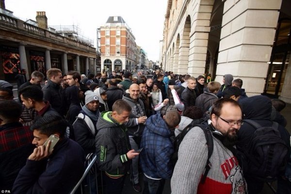 iPhone 6S уже продають: покупці ночують під магазинами. ФОТО