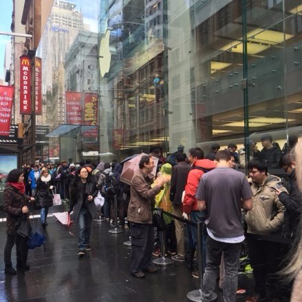 iPhone 6S уже продають: покупці ночують під магазинами. ФОТО