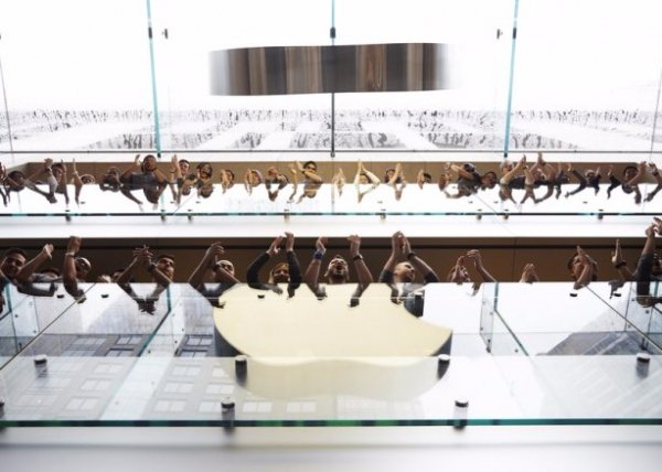 iPhone 6S уже продають: покупці ночують під магазинами. ФОТО