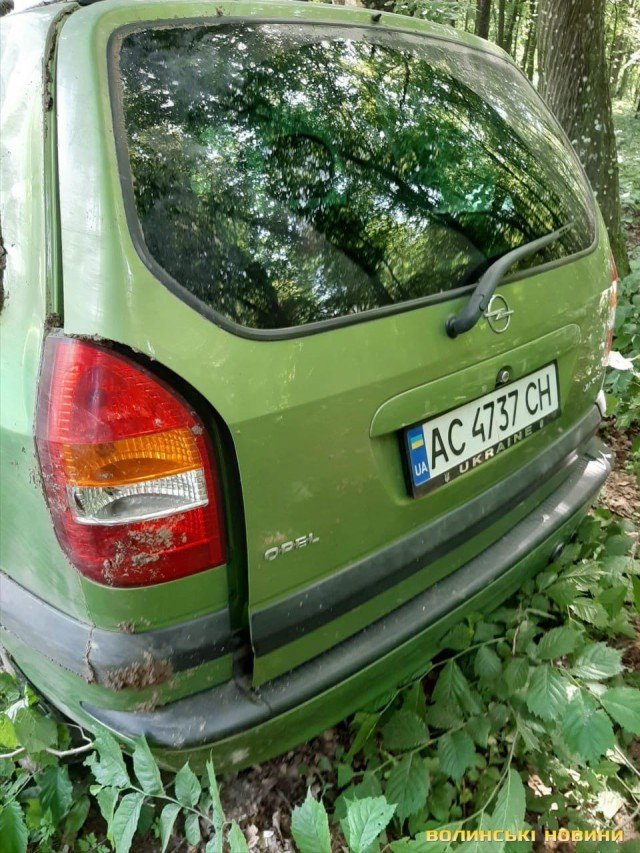 Поблизу волинського селища п'яний водій злетів з траси