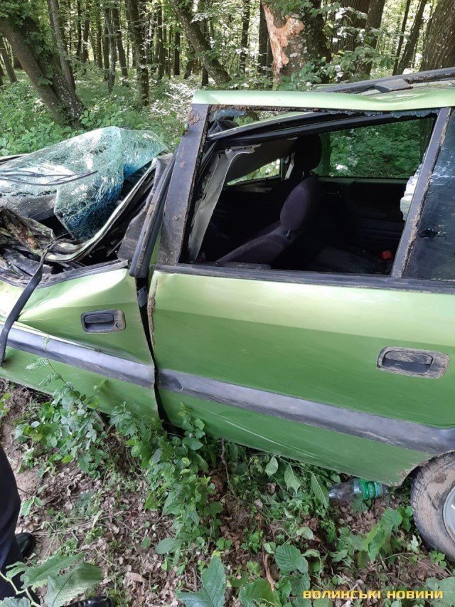 Поблизу волинського селища п'яний водій злетів з траси