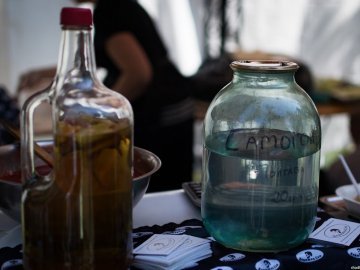 На Волині поліцейські знайшли 20 літрів самогонки і вилили на землю