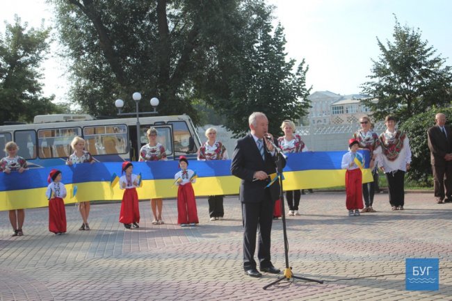 Танці, піджаки, промови: у Нововолинську відзначили день прапора. ФОТО