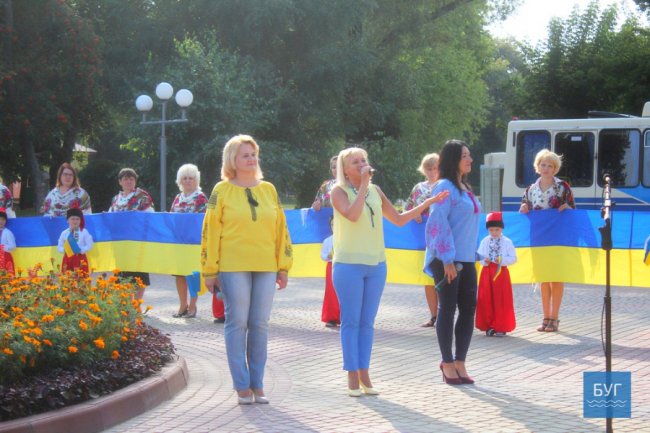 Танці, піджаки, промови: у Нововолинську відзначили день прапора. ФОТО