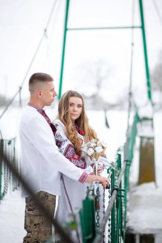 «Перше СМС – виходь за мене»: зворушлива історія кохання військового з Волині