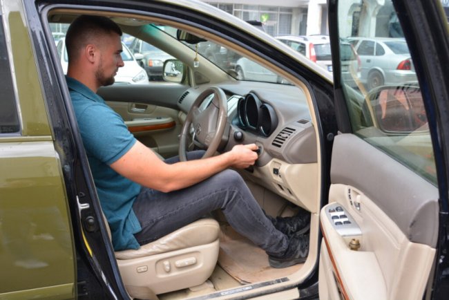 Голова Волиньради передав на потреби ЗСУ позашляховик 