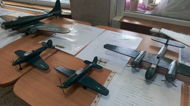 Школяр виготовив 20 моделей літаків, які представив на персональній виставці у Луцьку