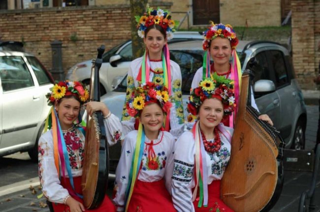Юні бандуристки з Волині тріумфували на міжнародному конкурсі в Італії