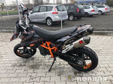 У місті на Волині з гаража викрали дорогий мотоцикл: поліція шукає злодія