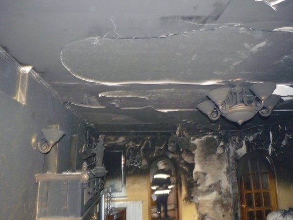 В одному з будинків Рівного вогонь спалив дотла все, крім ікон. ФОТО